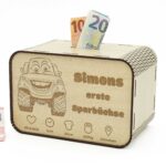 Kinderspardosen aus Holz mit Namen und Geburtsdaten - Auto P03-19 KreativerOnkel.de